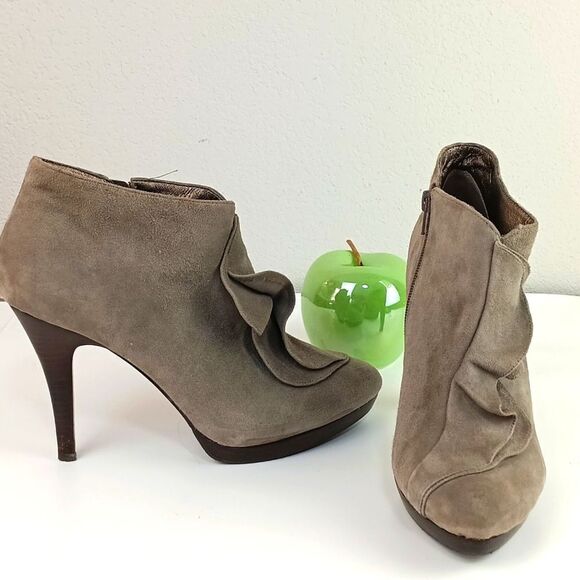 Banana Republic Women's dove gray suede ruffle detail booties sz 9M - Picture 1 of 8